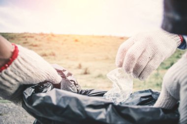 İnsan eli boş şişe Plastik park, gönüllü kavramı seçmek