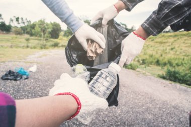 İnsan eli boş şişe Plastik park, gönüllü kavramı seçmek