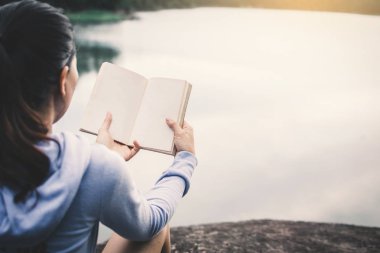 Kadın doğa hobi bir kitap okuma ve zaman rahatla