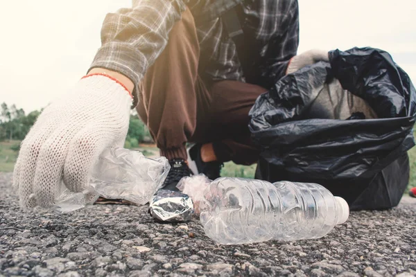 Ludzką Ręką Zbierając Puste Butelki Plastikowe Terenie Parku Koncepcja Wolontariuszy — Zdjęcie stockowe