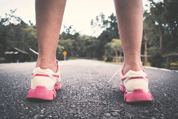 Pies Mujer Corriendo Camino Para Salud Color Vintage Tono Selectivo — Foto de Stock