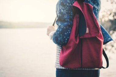 Mutlu Asyalı kadın backpacker rahatlatıcı tatil seyahat kavramı, seçici ve yumuşak odak, hippi tarzı sesi