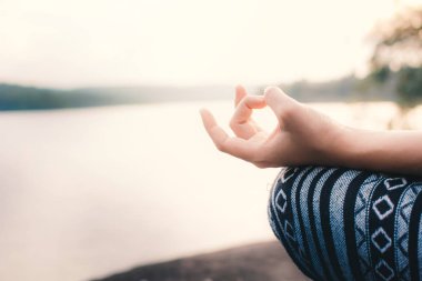 Doğa, seçmeli ve yumuşak odak istirahat kadın meditasyon