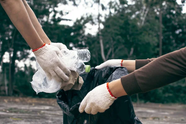 Ludzką Ręką Zbierając Puste Butelki Plastikowe Terenie Parku Koncepcja Wolontariuszy — Zdjęcie stockowe