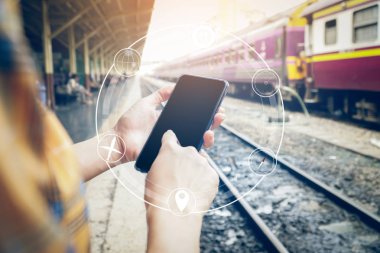 Backpacking ve bir hedef, tatil kavramı yolculuğa arama hipster kadın .