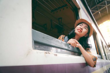 Tren istasyonunun arka plan, tatil kavramı yolculuğa beraber seyahat başlangıç backpacking Asyalı kadın .