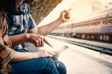 Hipster çift backpacking ve bir hedef, yolculuk tatil kavramı üzerinde arama .