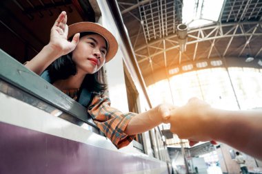 Tren istasyonunun arka plan, tatil kavramı yolculuğa beraber seyahat başlangıç backpacking Asyalı kadın .