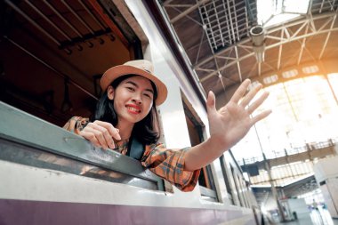 Tren istasyonunun arka plan, tatil kavramı yolculuğa beraber seyahat başlangıç backpacking Asyalı kadın .