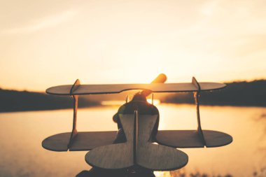 Uçak model doğa arka planda, özgürlük kavramı seyahat tutan el.