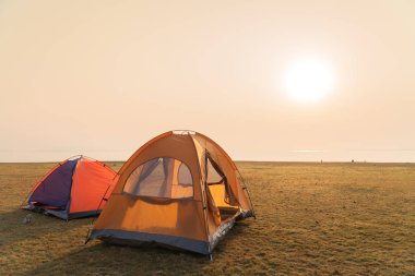 Çadırın içinde açık güzel gün tatil ve zaman rahatla.