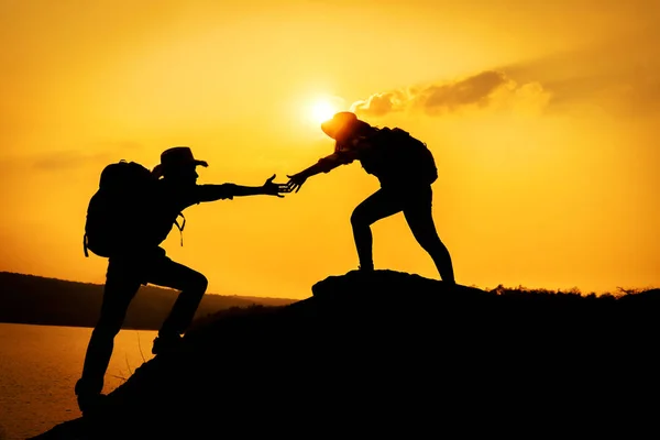 Silhouette Von Paar Beim Wandern Auf Dem Bergfelsen Bei Sonnenuntergang — Stockfoto