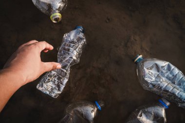 Gönüllü nehirde bir şişe Plastik toplayıp, bir kirlilik kavramı çevre korumak.