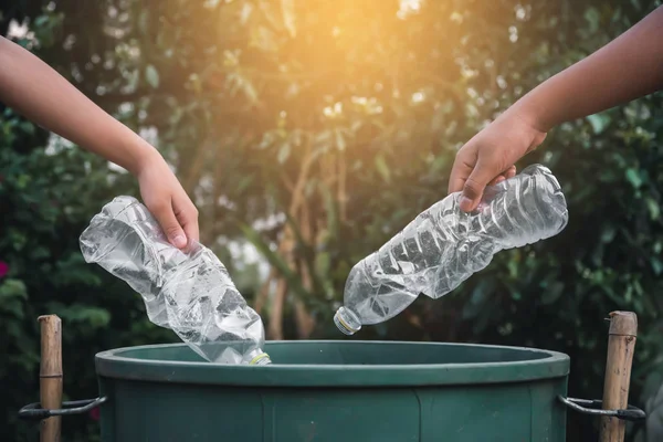 Voluntario Recogiendo Una Botella Plástico Contenedor Proteger Medio Ambiente Concepto — Foto de Stock