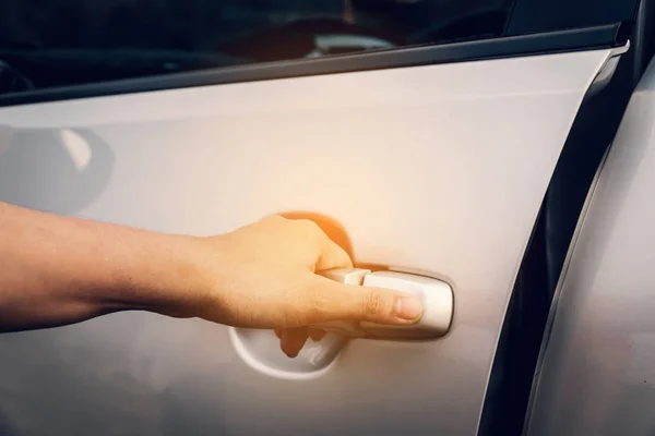 Kvinnans Hand Öppna Dörren Bil Till Resor — Stockfoto