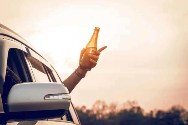 Frau Hält Ein Bier Der Hand Und Genießt Den Glücklichen — Stockfoto