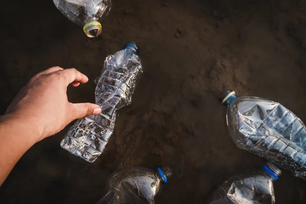 Voluntario Recogiendo Una Botella Plástico Río Proteger Medio Ambiente Concepto — Foto de Stock