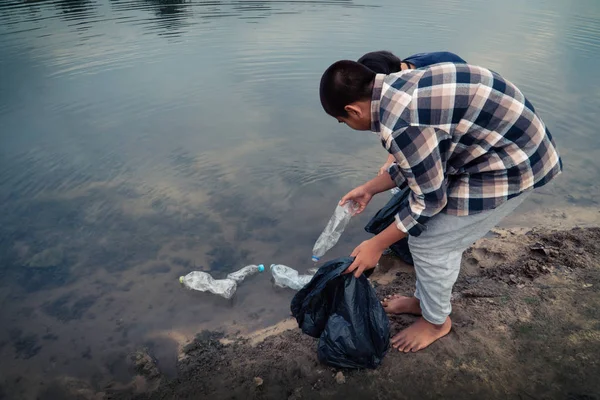 봉사자는 강에서 플라스틱을 개념에서 환경을 — 스톡 사진