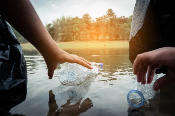 Volontario Che Raccoglie Una Bottiglia Plastica Nel Fiume Protegge Ambiente — Foto Stock