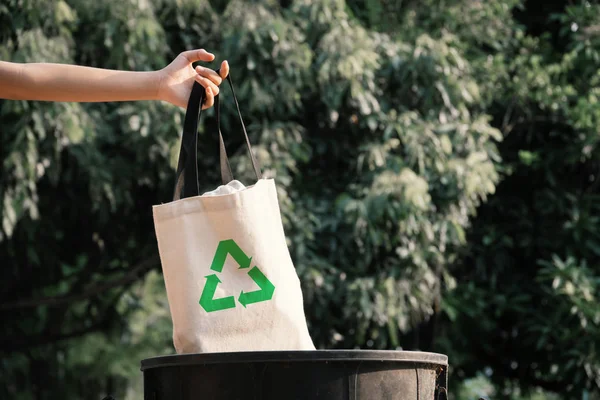 Der Freiwillige Der Eine Plastiktüte Die Tonne Hält Recycelt Und — Stockfoto