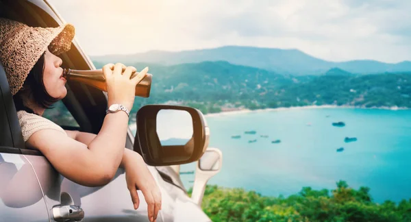 Glückliche Frau, die im Auto sitzt und im Sommer unterwegs ist — Stockfoto