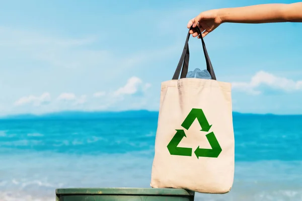 Der Freiwillige Der Eine Plastiktüte Die Tonne Hält Und Den — Stockfoto