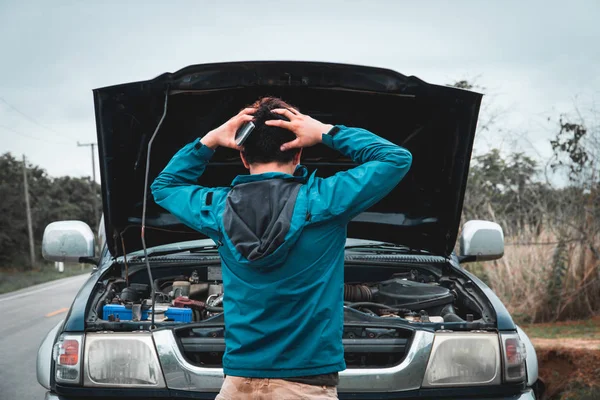 Aziatische Man Angst Auto Afbreken Tijdens Het Reizen — Stockfoto