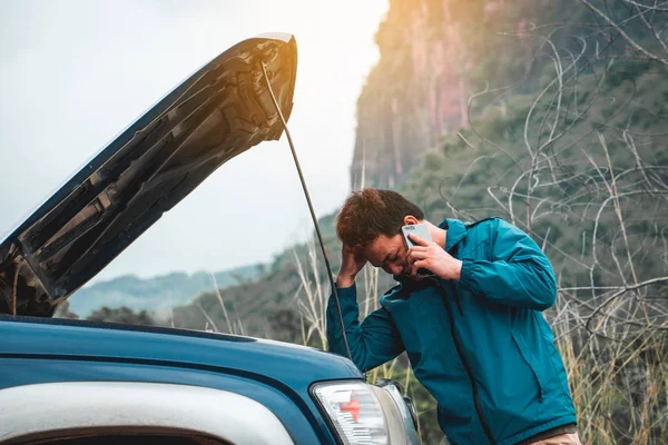 Asiate Hat Angst Vor Autopanne Während Der Fahrt — Stockfoto