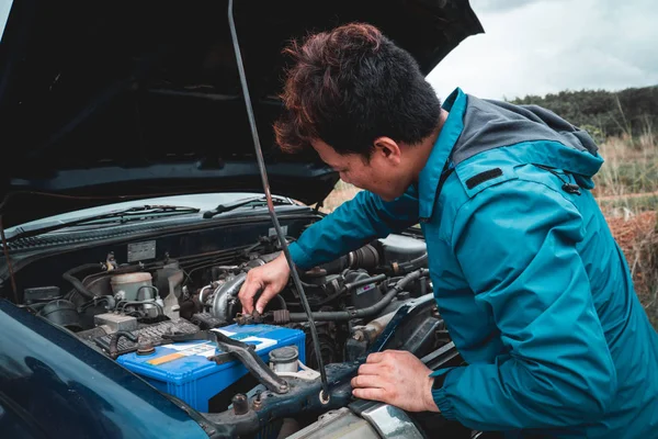 Asiatisk Man Ångest Bilen Går Sönder När Reser Stockbild