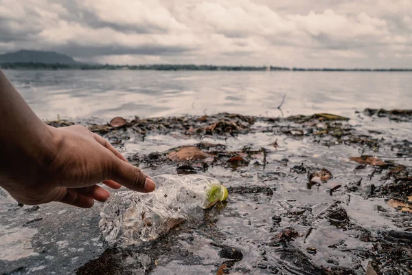 Voluntario Recogiendo Una Botella Plástico Río Proteger Medio Ambiente Concepto — Foto de Stock