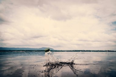 Nehirde şişe plastik