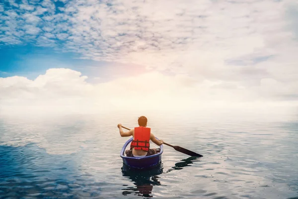 Glücklicher Mann Sitzt Auf Dem Boot Abenteuer Ruhe See Urlaub — Stockfoto