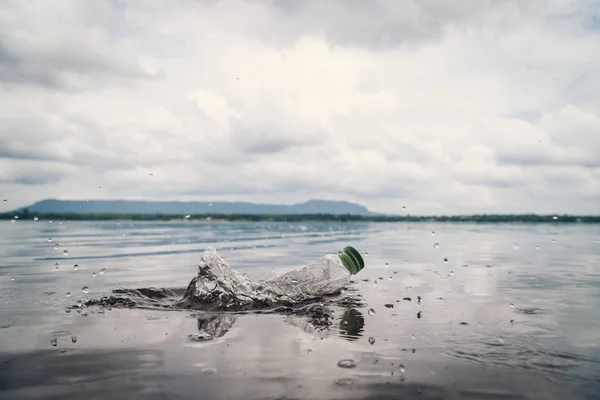 Botella de plástico en el río — Foto de Stock