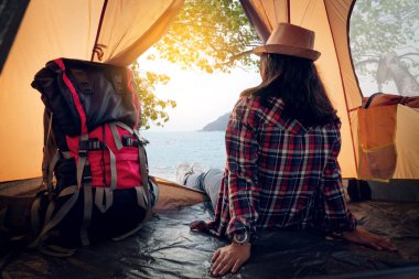 Hipster kadın tatilde çadır piknik dinleniyor 