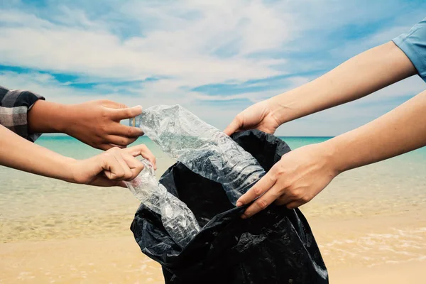 Wolontariusz Zbierając Plastikową Butelkę Worka Śmieci Tło Morskie Recyklingu Ochrony — Zdjęcie stockowe
