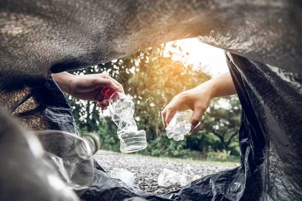 Gönüllü Parkta Bir Şişe Plastik Toplayıp Çevre Kirlilik Kavramını Korumak — Stok fotoğraf