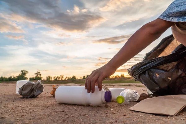 Voluntario Recogiendo Una Botella Plástico Proteger Concepto Medio Ambiente — Foto de Stock