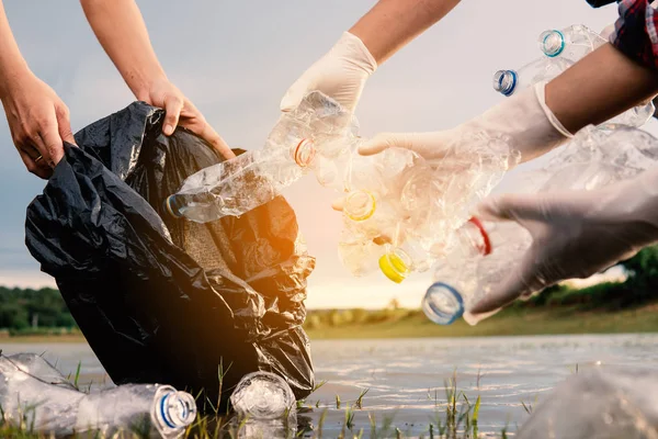 Mensch Nimmt Eine Plastikflasche Fluss Auf Schützt Die Umwelt Vor — Stockfoto