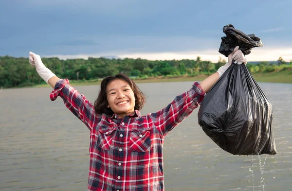 Młoda Dziewczyna Zbierając Plastikową Butelkę Rzece Chronić Środowisko Koncepcji Zanieczyszczenia — Zdjęcie stockowe