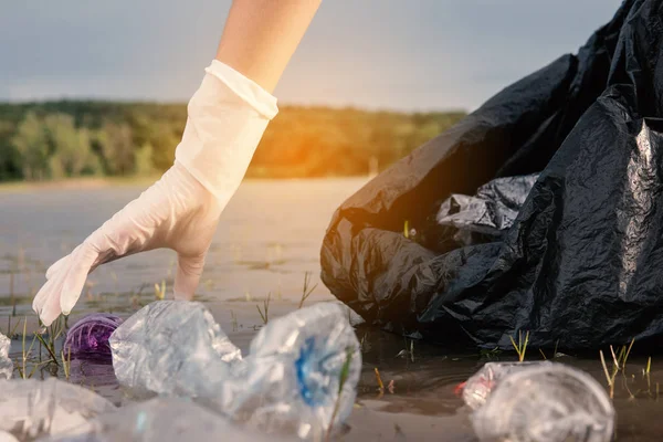Emberi Szedés Egy Üveg Műanyag Folyóba Védi Környezetet Vízszennyezés Koncepció — Stock Fotó