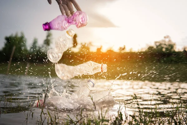 Humano Recogiendo Una Botella Plástico Río Proteger Medio Ambiente Concepto — Foto de Stock