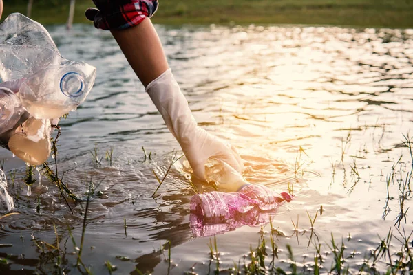 Mensch Nimmt Eine Plastikflasche Fluss Auf Schützt Die Umwelt Vor — Stockfoto