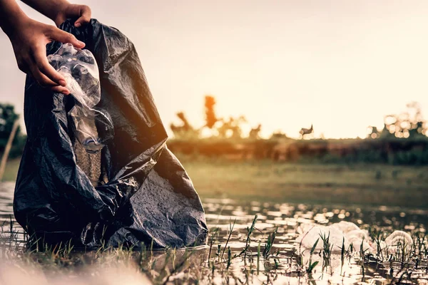 Humano Recogiendo Una Botella Plástico Río Proteger Medio Ambiente Concepto — Foto de Stock