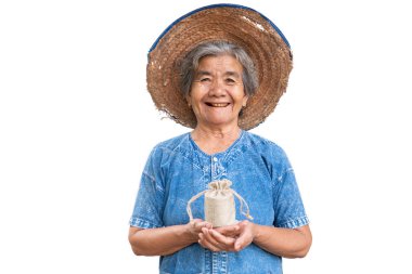 Mutlu yaşlı çiftçi kadın beyaz bir arka plan üzerinde bir para çantası tutan.