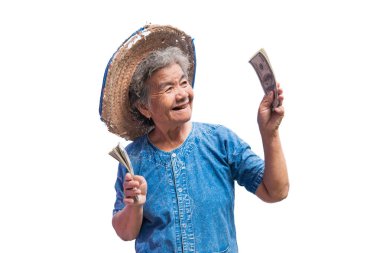 Mutlu yaşlı çiftçi kadın beyaz bir arka plan üzerinde bir para tutan.