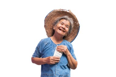 Mutlu yaşlı çiftçi kadın beyaz bir arka plan üzerinde bir para tutan.