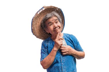 Mutlu yaşlı çiftçi kadın beyaz bir arka plan üzerinde bir para tutan.