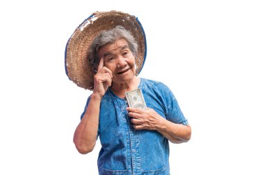 Mutlu yaşlı çiftçi kadın beyaz bir arka plan üzerinde bir para tutan.