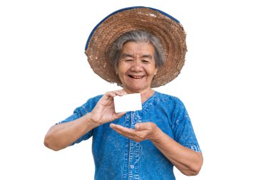 Mutlu yaşlı çiftçi kadın beyaz bir arka plan üzerinde akıllı kart tutan.