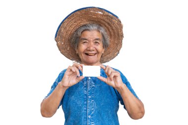 Mutlu yaşlı çiftçi kadın beyaz bir arka plan üzerinde akıllı kart tutan.